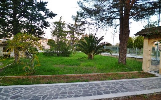 RIF: 127 INDIPENDENZA E AMPIO GIARDINO!