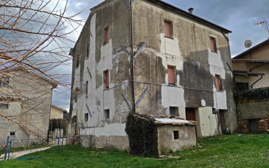 RIF. 822 INDIPENDENTE CON  DUE APPARTAMENTI