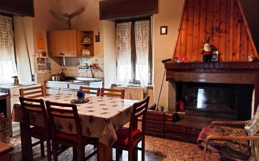 RIF. 822 INDIPENDENTE CON  DUE APPARTAMENTI
