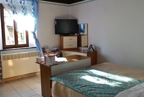 RIF: 308 AMPIO CASALE VICINO AI SERVIZI