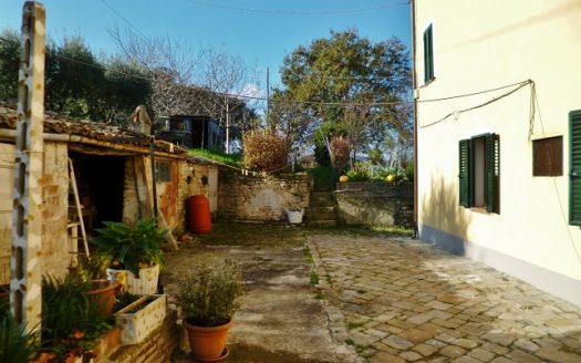 RIF: 308 AMPIO CASALE VICINO AI SERVIZI