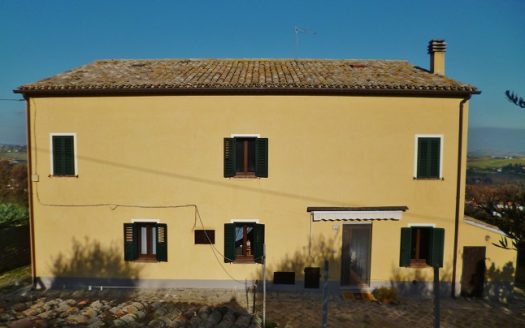 RIF: 308 AMPIO CASALE VICINO AI SERVIZI