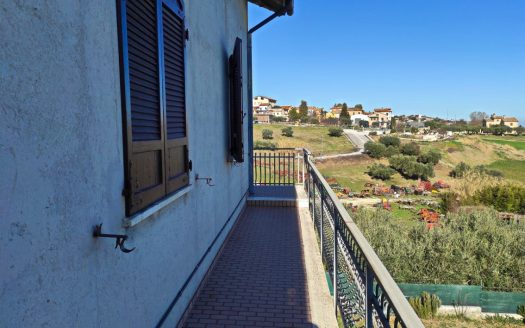 RIF. 863 VILLA STRADA VILLETTA DI TESTA CON GIARDINO PRIVATO
