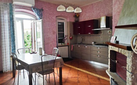 RIF. 863 VILLA STRADA VILLETTA DI TESTA CON GIARDINO PRIVATO