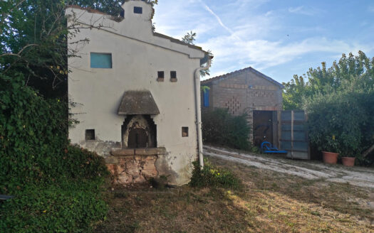 RIF. 901 CUPRAMONTANA CASALE CON TERRENO