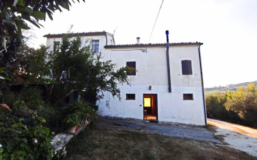 RIF. 901 CUPRAMONTANA CASALE CON TERRENO