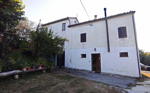 RIF. 901 CUPRAMONTANA CASALE CON TERRENO