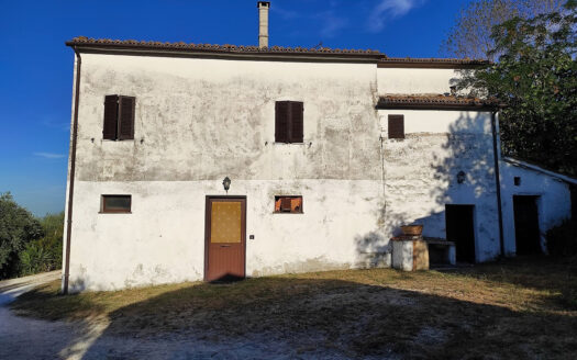 RIF. 901 CUPRAMONTANA CASALE CON TERRENO
