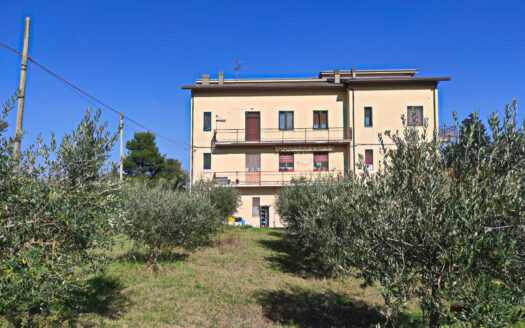 RIF. 913 APPARTAMENTO CON GIARDINO E GARAGE