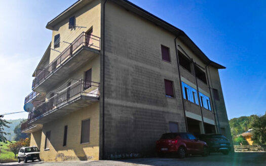 RIF. 913 APPARTAMENTO CON GIARDINO E GARAGE
