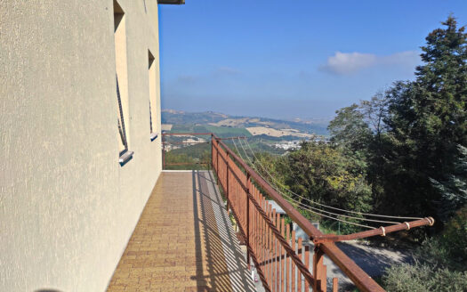 RIF. 913 APPARTAMENTO CON GIARDINO E GARAGE