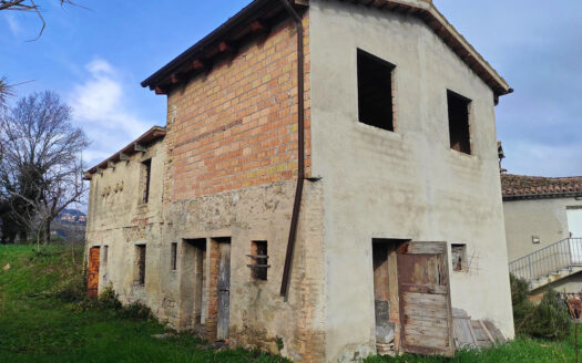 RIF. 922 CASA INDIPENDENTE VERSANTE MACERATA