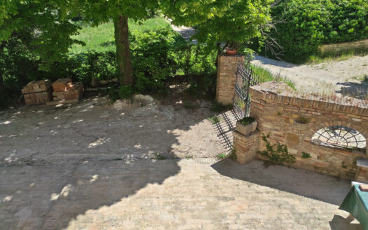 Rif. 46 CASALE RISTRUTTURATO IMMERSO NELLA NATURA, PANORAMA INCOMPARABILE