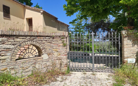 Rif. 46 CASALE RISTRUTTURATO IMMERSO NELLA NATURA, PANORAMA INCOMPARABILE