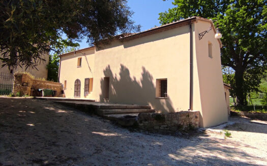 Rif. 46 CASALE RISTRUTTURATO IMMERSO NELLA NATURA, PANORAMA INCOMPARABILE
