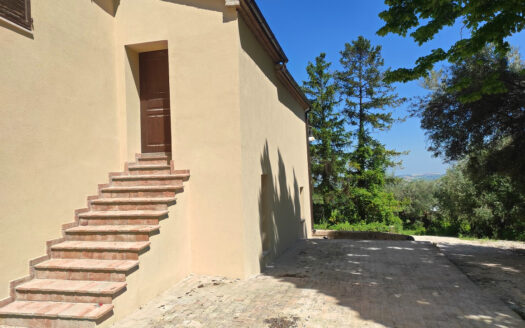Rif. 46 CASALE RISTRUTTURATO IMMERSO NELLA NATURA, PANORAMA INCOMPARABILE