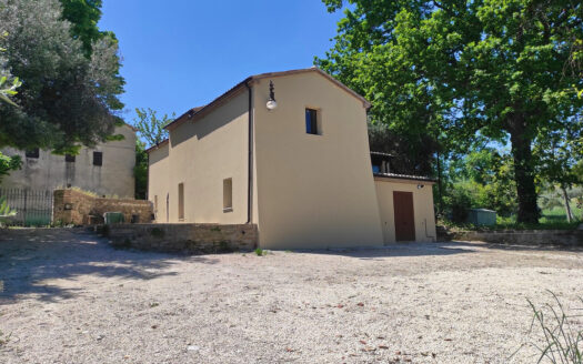 Rif. 46 CASALE RISTRUTTURATO IMMERSO NELLA NATURA, PANORAMA INCOMPARABILE