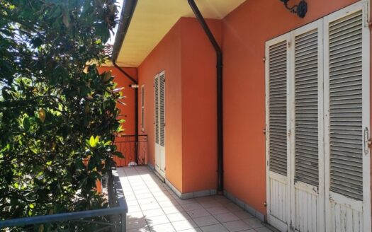 RIF. 945 VILLA STRADA APPARTAMENTO CON GIARDINO