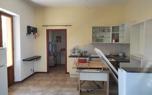 RIF. 945 VILLA STRADA APPARTAMENTO CON GIARDINO