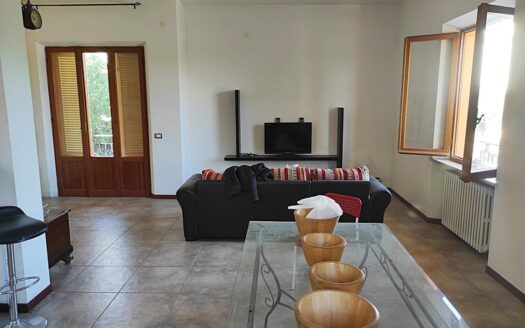 RIF. 945 VILLA STRADA APPARTAMENTO CON GIARDINO