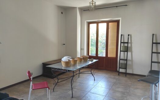 RIF. 945 VILLA STRADA APPARTAMENTO CON GIARDINO