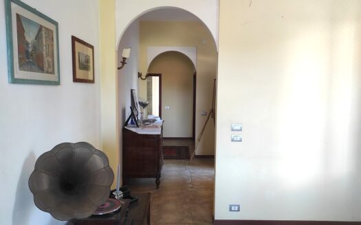 RIF. 945 VILLA STRADA APPARTAMENTO CON GIARDINO