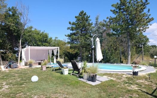 Cingoli Immobiliare RIF. 949 CASALE PANORAMICO RISTRUTTURATO CON PISCINA E TERRENO