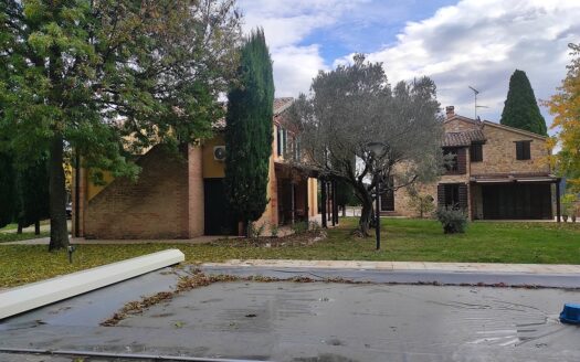 RIF. 954 Dimora di Prestigio con Dependance e Piscina: un’oasi di charme e comfort.