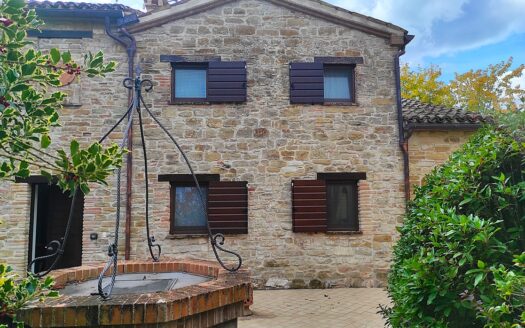 RIF. 954 Dimora di Prestigio con Dependance e Piscina: un’oasi di charme e comfort.