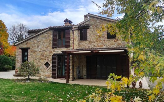 RIF. 954 Dimora di Prestigio con Dependance e Piscina: un’oasi di charme e comfort.