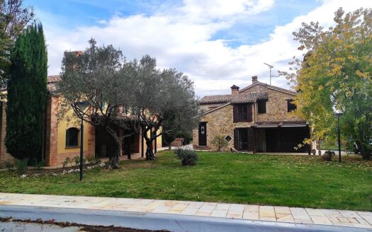 RIF. 954 Dimora di Prestigio con Dependance e Piscina: un’oasi di charme e comfort.