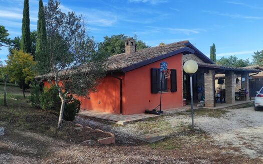 RIF. 954 CASALE ESCLUSIVO CON PARCO PRIVATO