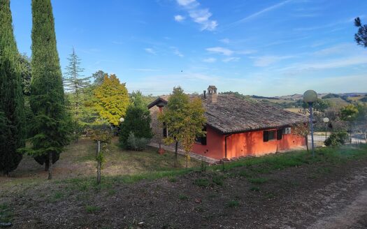 RIF. 954 CASALE ESCLUSIVO CON PARCO PRIVATO