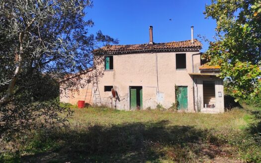 Casale Panoramico con 2 Ettari di Terreno e Contributo Ricostruzione Già Concesso.