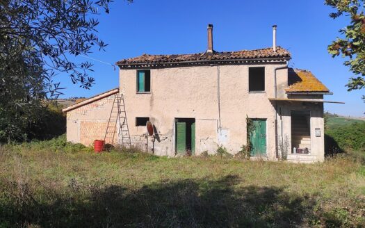 Casale Panoramico con 2 Ettari di Terreno e Contributo Ricostruzione Già Concesso.