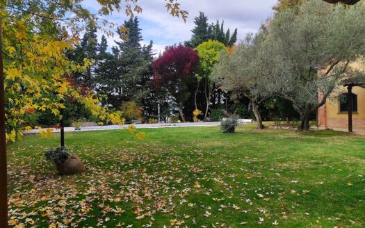 RIF. 954 Dimora di Prestigio con Dependance e Piscina: un’oasi di charme e comfort.