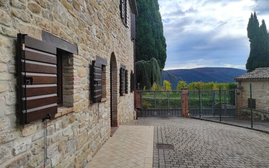 RIF. 954 Dimora di Prestigio con Dependance e Piscina: un’oasi di charme e comfort.