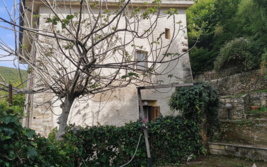 RIF. 964 CASA INDIPENDENTE A 2 KM DAL CENTRO