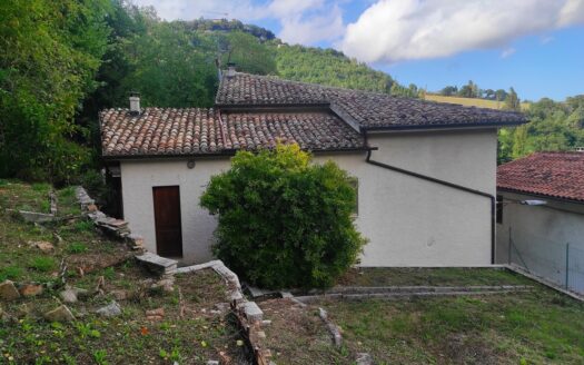 RIF. 964 CASA INDIPENDENTE A 2 KM DAL CENTRO