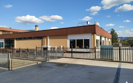 RIF. 966 Opportunità Direzionale a San Severino Marche: 2.100 mq di Spazio Espositivo e Logistico con Ampia Corte Privata