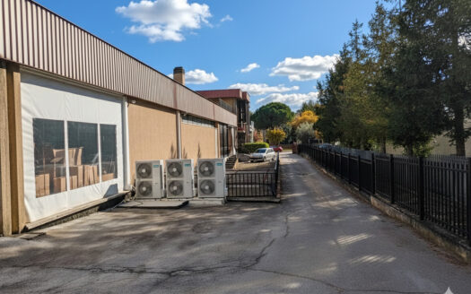 RIF. 966 Opportunità Direzionale a San Severino Marche: 2.100 mq di Spazio Espositivo e Logistico con Ampia Corte Privata