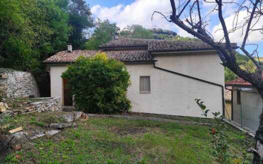 RIF. 964 CASA INDIPENDENTE A 2 KM DAL CENTRO