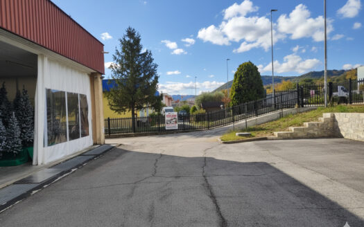 RIF. 966 Opportunità Direzionale a San Severino Marche: 2.100 mq di Spazio Espositivo e Logistico con Ampia Corte Privata