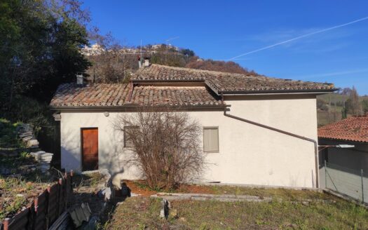 RIF. 964 CASA INDIPENDENTE A 2 KM DAL CENTRO