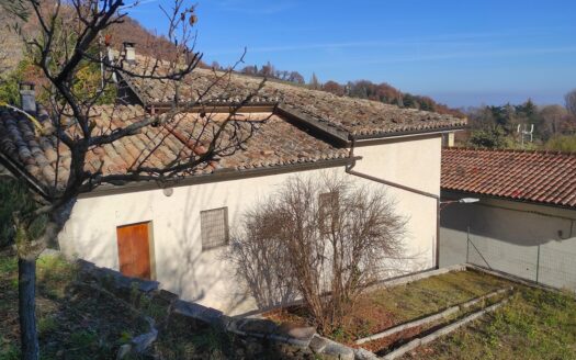 RIF. 964 CASA INDIPENDENTE A 2 KM DAL CENTRO