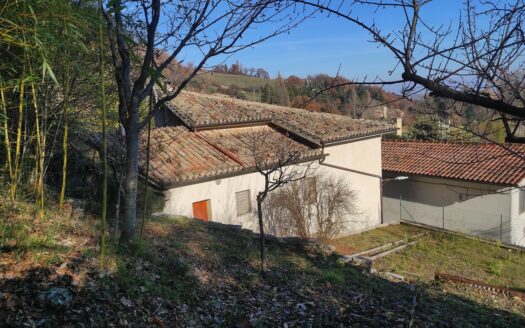 RIF. 964 CASA INDIPENDENTE A 2 KM DAL CENTRO