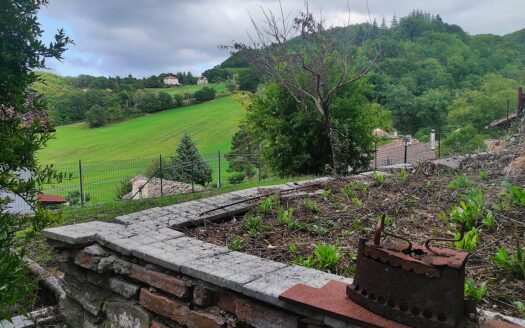RIF. 964 CASA INDIPENDENTE A 2 KM DAL CENTRO