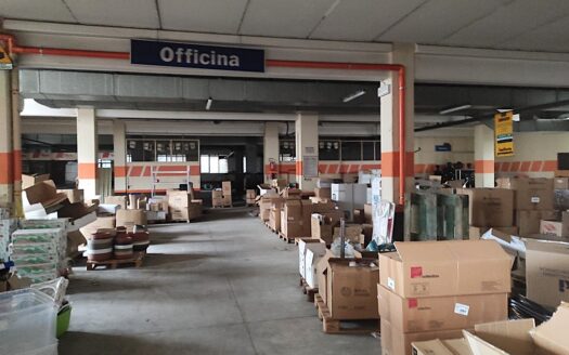 RIF. 966 Opportunità Direzionale a San Severino Marche: 2.100 mq di Spazio Espositivo e Logistico con Ampia Corte Privata