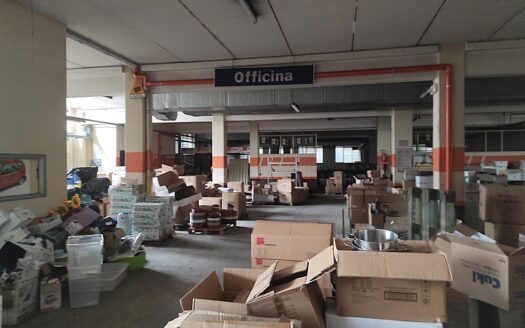 RIF. 966 Opportunità Direzionale a San Severino Marche: 2.100 mq di Spazio Espositivo e Logistico con Ampia Corte Privata