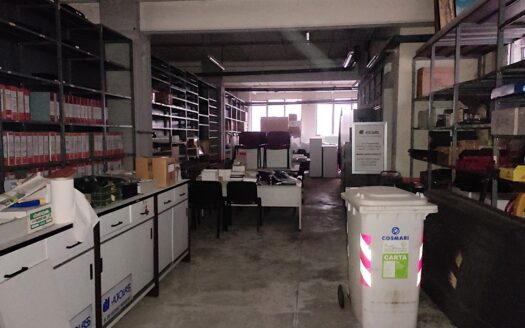 RIF. 966 Opportunità Direzionale a San Severino Marche: 2.100 mq di Spazio Espositivo e Logistico con Ampia Corte Privata